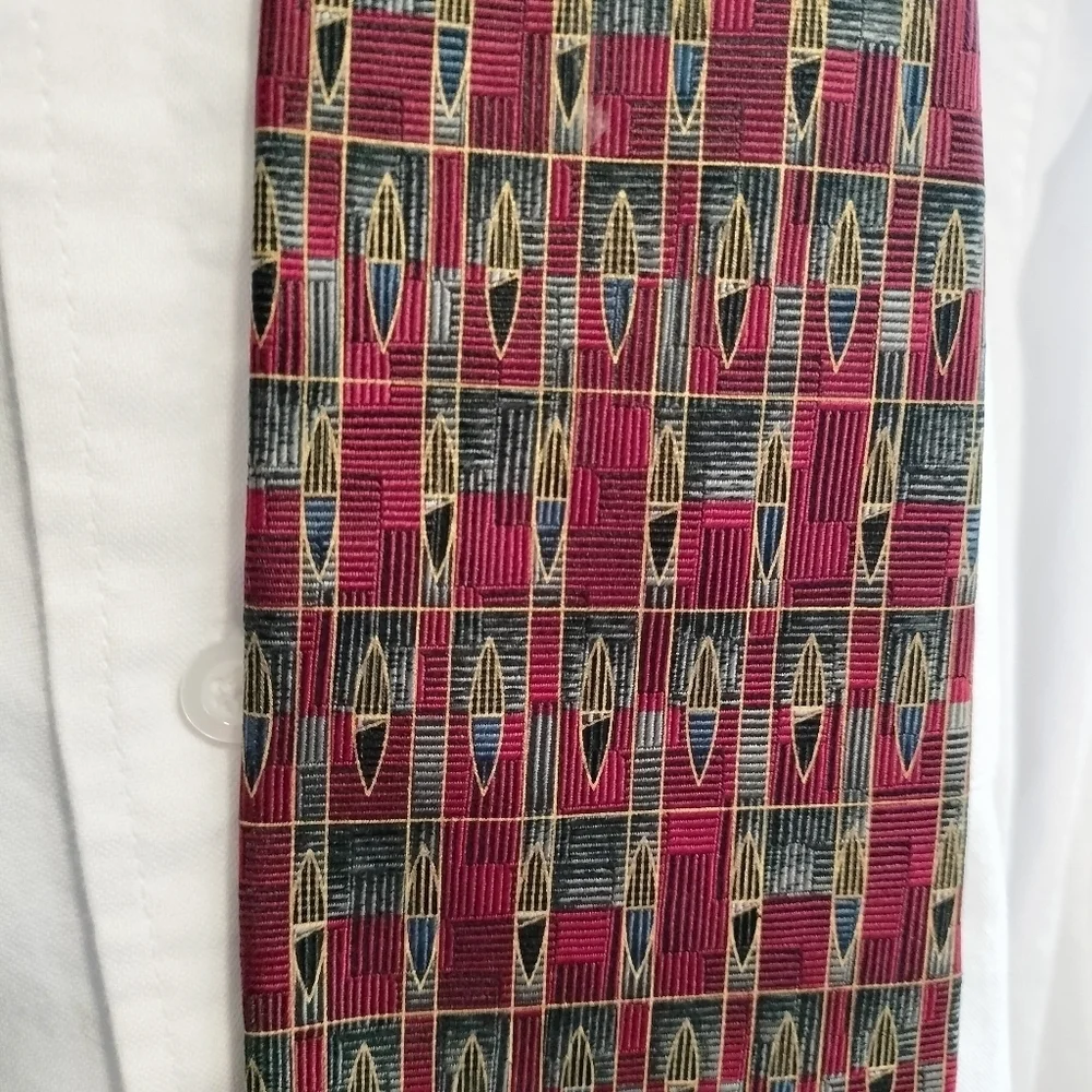 Roundtree and Yorke Necktie Tie  Silk Red Multicolored Geometric Jacquard USA
